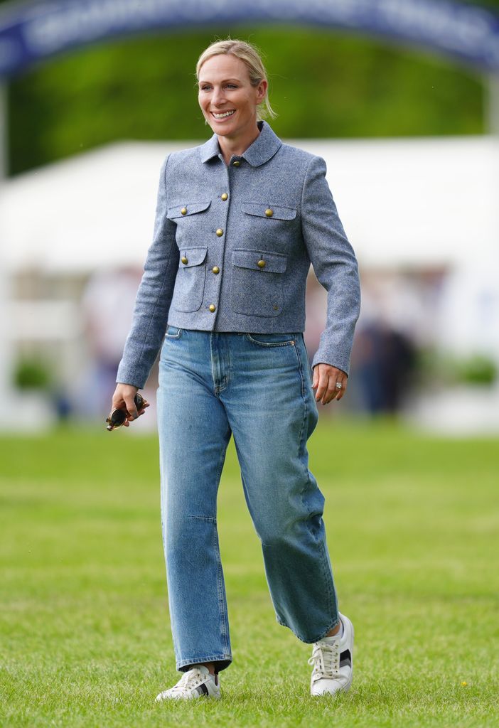 Zara Tindall dengan jaket biru dan jeans