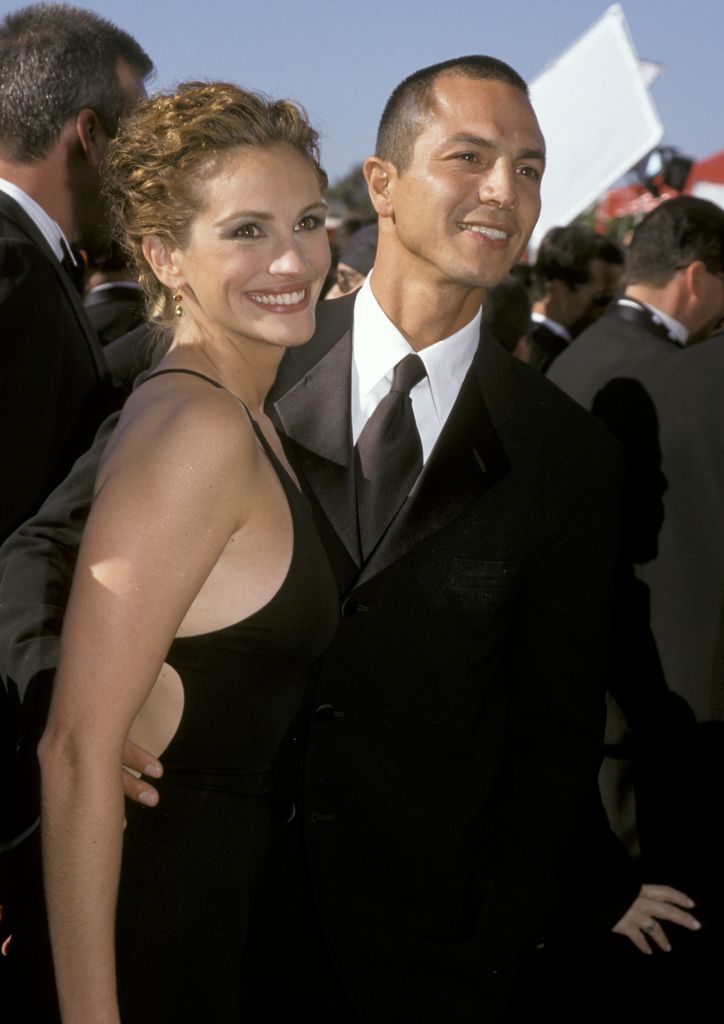 Julia Roberts and Benjamin Bratt in 1990s