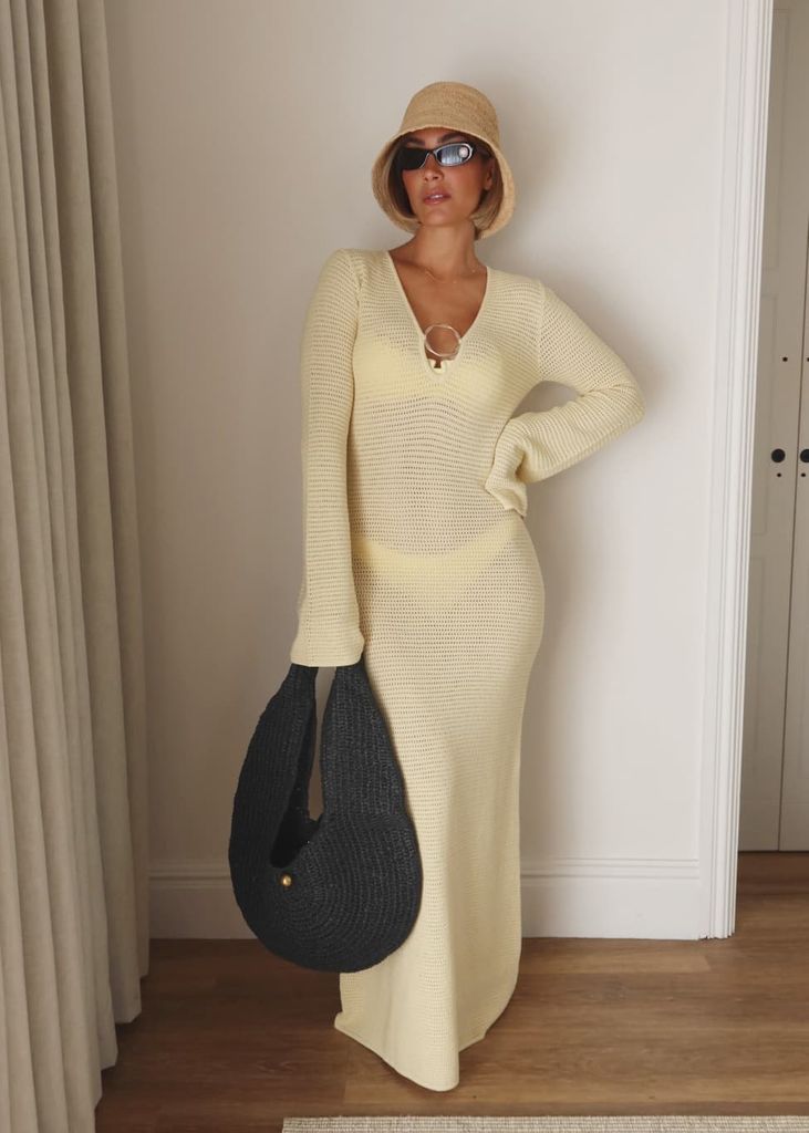 Frankie a coiffé sa robe jaune au beurre avec des accessoires en raffina