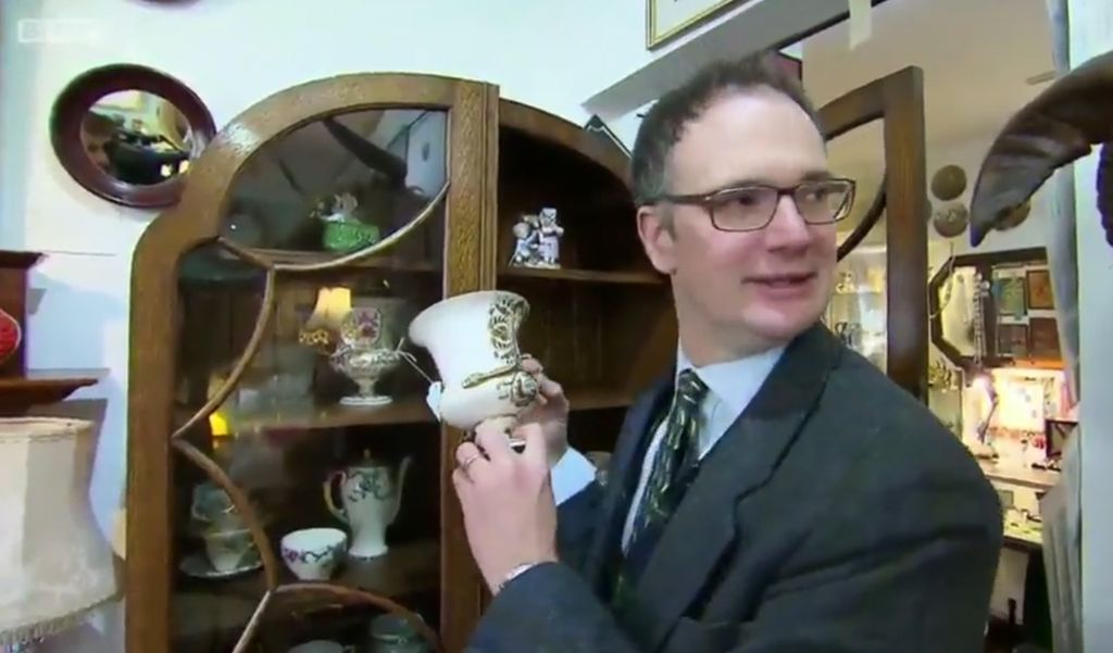 REGARDER : Découvrez quand la star d’Antiques Road Trip, Charles Hanson, a accidentellement cassé un vase inestimable 1 Charles Hanson avec un vase cassé lors d'un voyage sur la route des antiquités