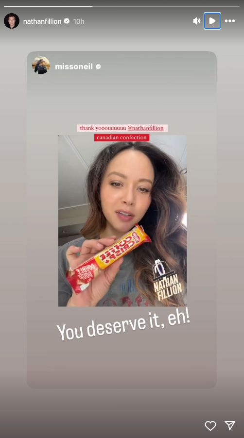 Melissa O'Neil thanks Nathan Fillion for her candy bar 