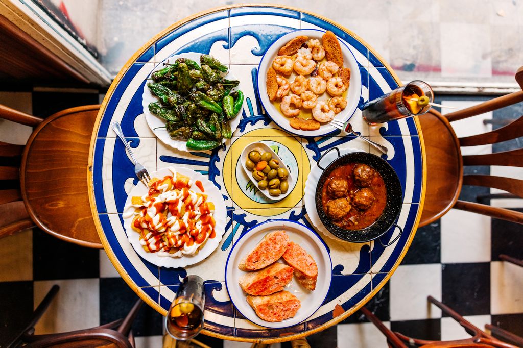Mark McShane, expert en certificat d'hygiène alimentaire, révèle 7 aliments qui «peuvent entraîner une maladie grave» lors de voyage 1 Divers tapas servaient dans une barre de tapas, directement au-dessus de la vue