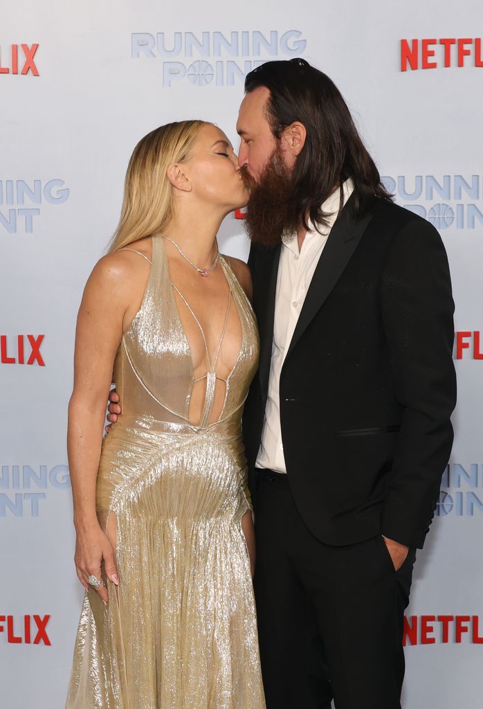 Kate Hudson dan Danny Fujikawa menghadiri pemutaran perdana Netflix "Titik lari" Di Teater Mesir Hollywood pada 13 Februari 2025 di Los Angeles, California