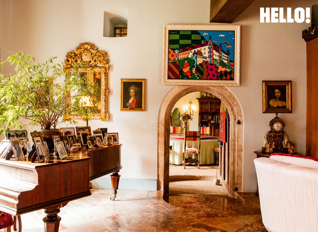 Une peinture du château de Romero Britto à côté du piano à queue