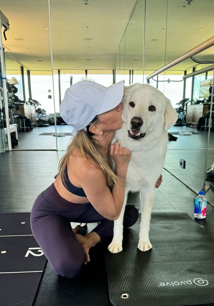 Foto compartilhada por Jennifer Aniston com seu cachorro Lord Chesterfield enquanto se exercita