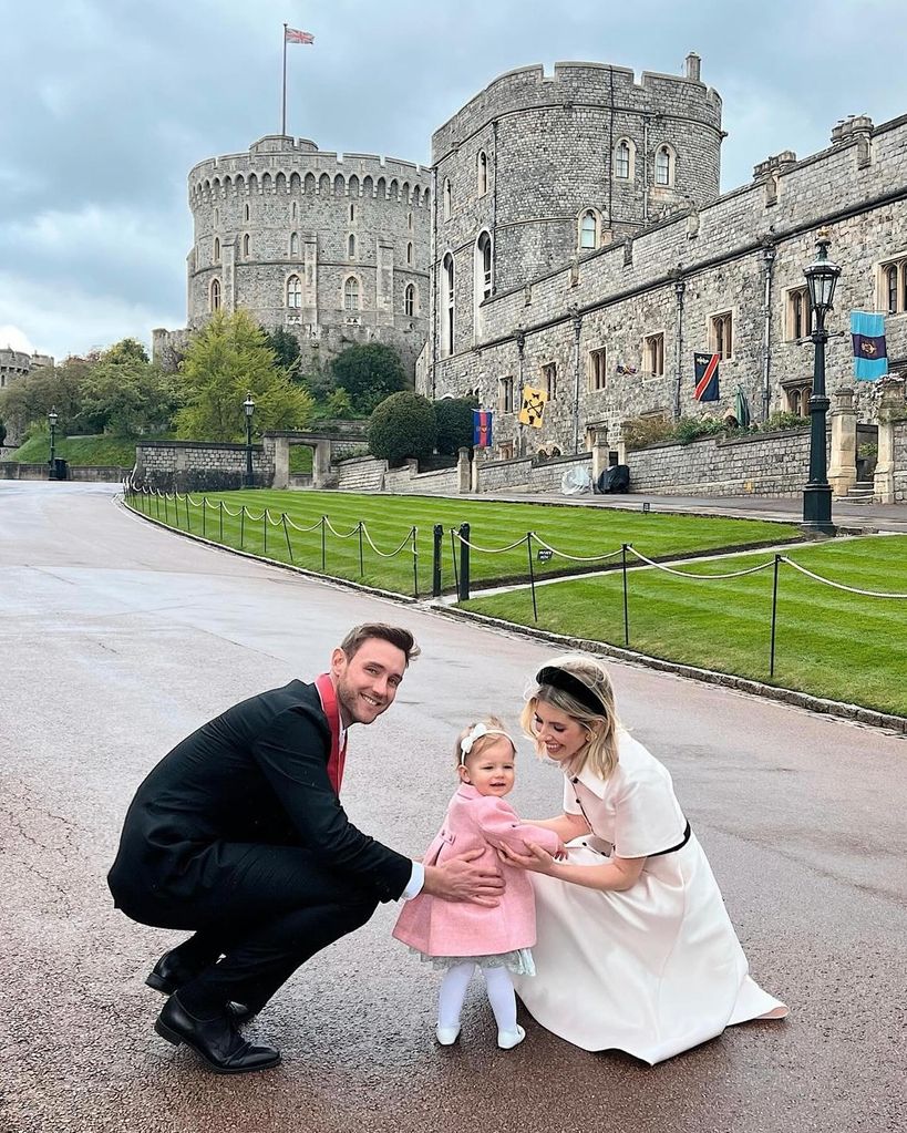 mollie king and stuart broad crouching with daughter