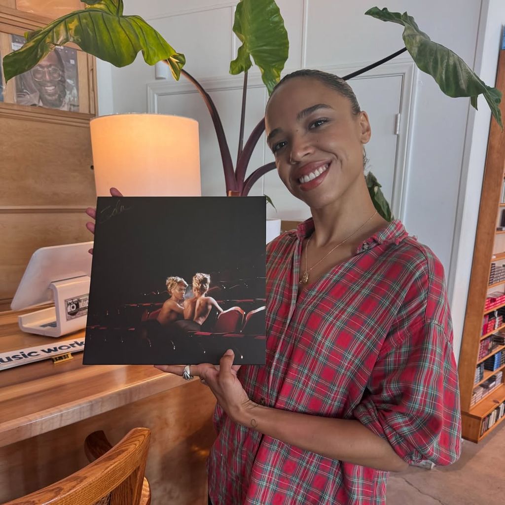 Tessa's sister is a singer