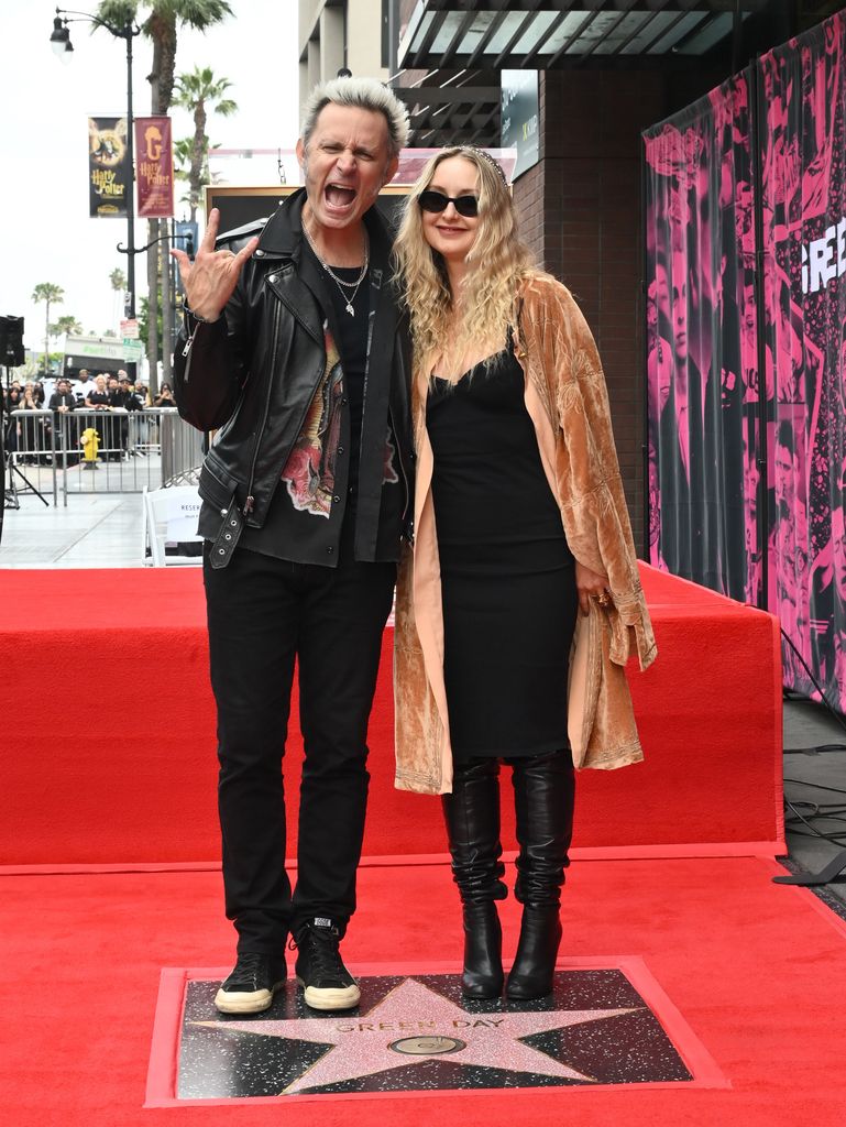 Mike Dirnt, Brittney Cade lors de la cérémonie honorant le Green Day avec une étoile sur le Hollywood Walk of Fame le 1er mai 2025 à Hollywood, Californie