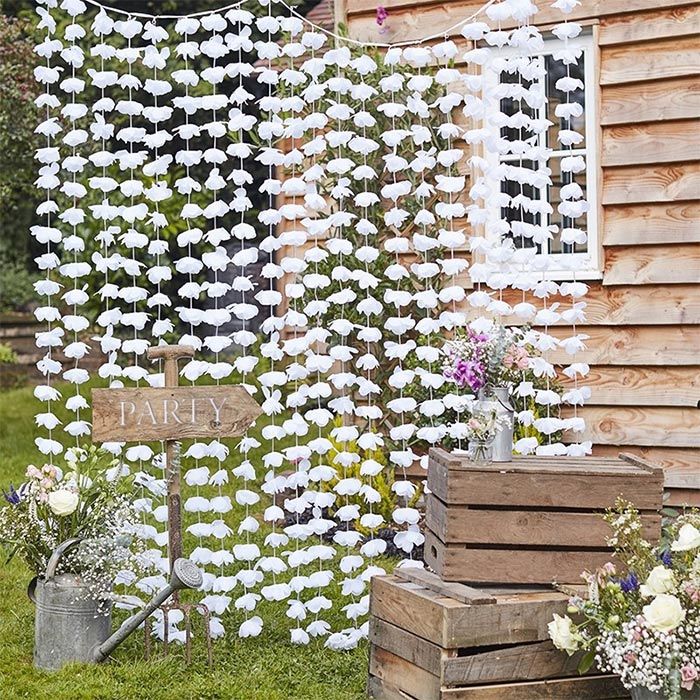 2 Kate Middleton Party Pieces flower curtain