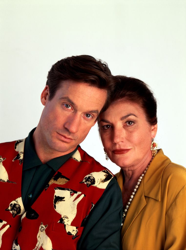 LOS ANGELES - 22 OCTOBRE : Pat Loud et son fils Lance Loud du "Une famille américaine" une série télévisée documentaire pose pour un portrait le 22 octobre 1990 à Los Angeles, en Californie. (Photo par Ann Summa/Getty Images) 