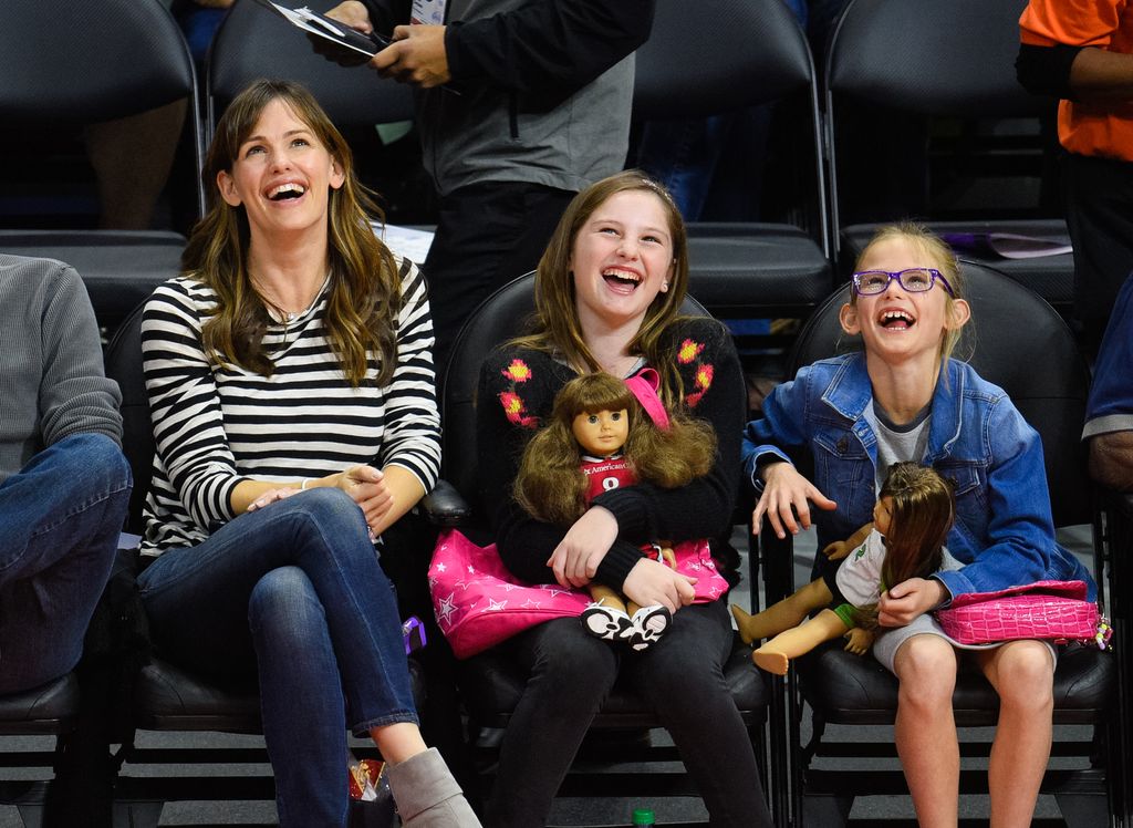 Jennifer Garner (à gauche) et Violet Affleck (à droite) assistent à un match de basket entre les Boston Celtics et les Los Angeles Clippers au Staples Center le 19 janvier 2015 à Los Angeles, Californie.