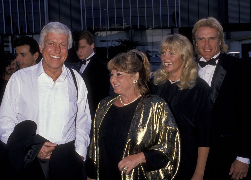 Actor Dick Van Dyke, Michelle Triola, son Barry Van Dyke and wife Mary Van Dyke attend Third Annual American Comedy Awards on May 23, 1989 at the Hollywood Palladium in Hollywood, California