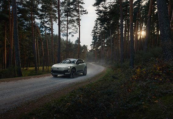 H! La mode rencontre le nouveau Volvo EX60 révolutionnaire 5 Le cross-country vert givré EX60 voyage à travers une forêt atmosphérique