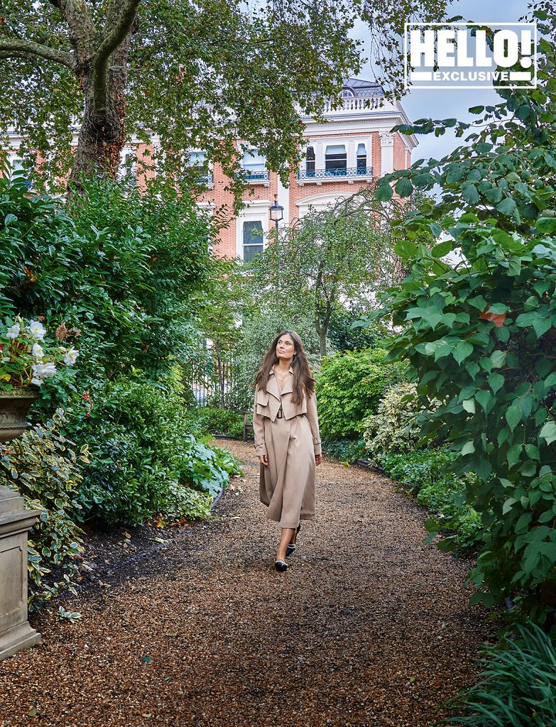 Marine Tanguy posiert in einem beigen Kleid auf dem Gelände eines georgianischen Stadthauses in Marylebone