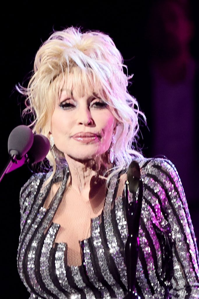 Dolly Parton fala no palco durante a 37ª cerimônia anual de posse do Rock and Roll Hall of Fame no Microsoft Theatre em 5 de novembro de 2022 em Los Angeles, Califórnia.