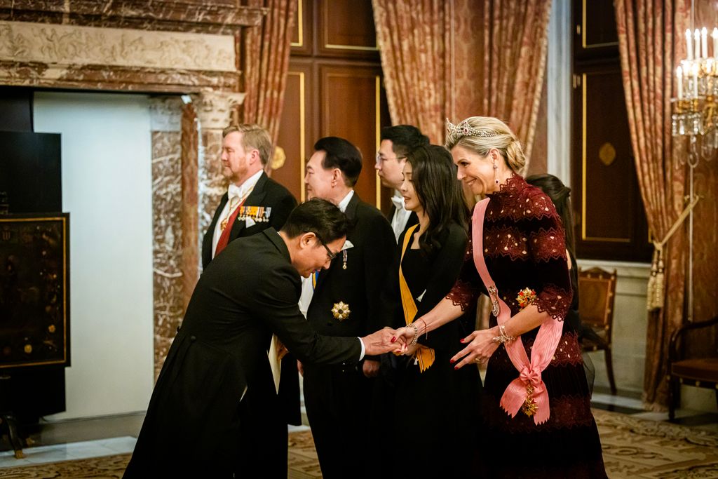 (Da esquerda para a direita) O Rei Willem-Alexander dos Países Baixos, o Presidente da República da Coreia Yoon Suk Yeol, a Primeira Dama Coreana Kim Keon Hee e a Rainha Máxima dos Países Baixos dão as boas-vindas aos seus convidados no início do banquete de estado.