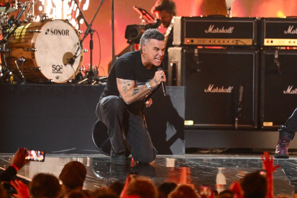 Kelly Osbourne obligée de répondre aux commentaires « cruels » sur son nouveau regard sur les BRIT 4 Robbie Williams se produit sur scène lors des BRIT Awards 2026 au Co-op Live le 28 février 2026 à Manchester, en Angleterre. (Photo de Karwai Tang/WireImage)