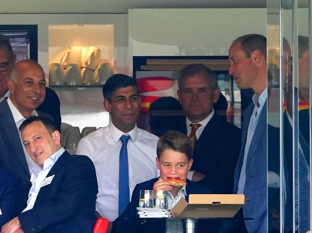 Prince George mange de la pizza pendant le quatrième jour du deuxième match test des cendres à Lord's, Londres