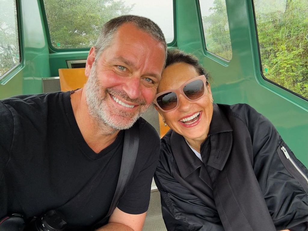 Mariska Hargitay shares a selfie with husband Peter Hermann from their vacation to Japan