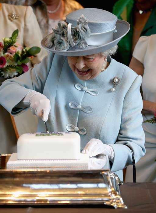 the queen cutting cake