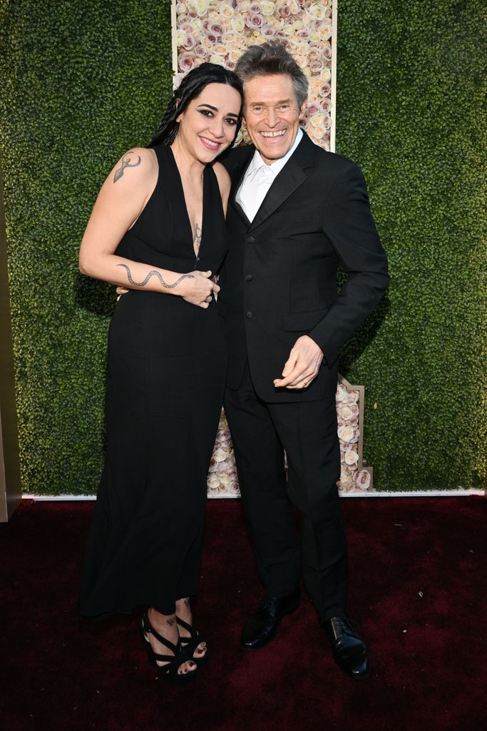 Giada Colagrande e Willem Dafoe no 81º Globo de Ouro realizado no Beverly Hilton Hotel em 7 de janeiro de 2024 em Beverly Hills, Califórnia. 