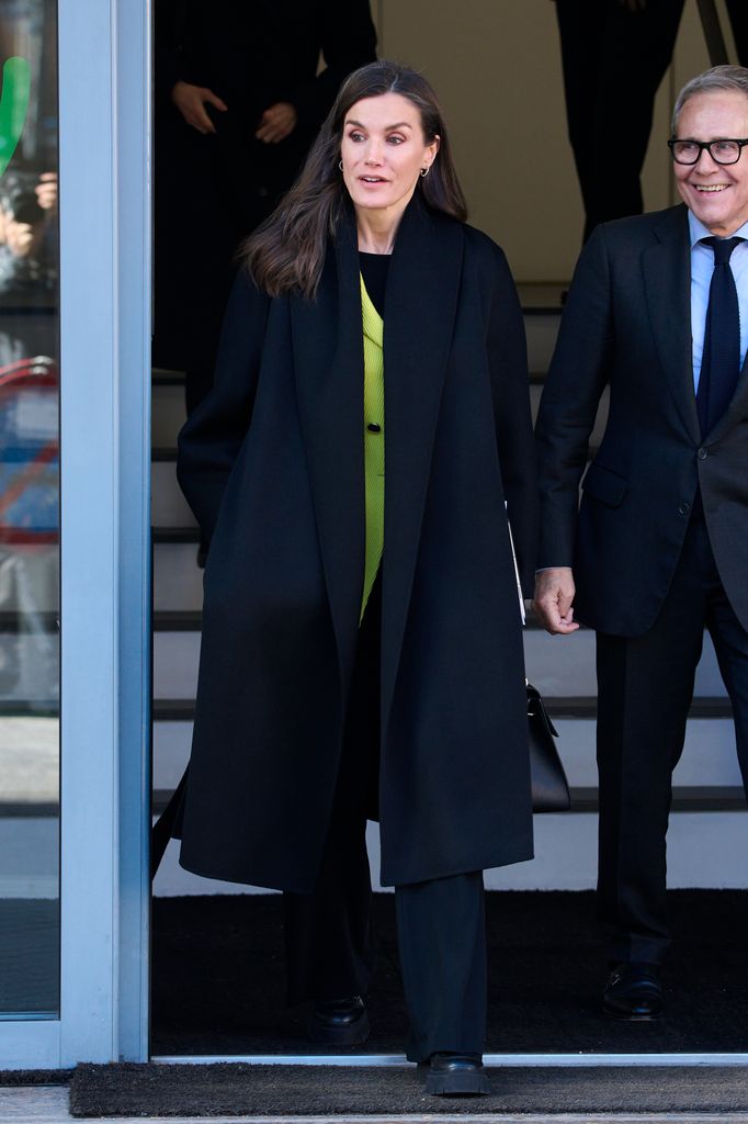 Ratu Letizia dengan celana hitam dan mantel dengan blazer jeruk nipis