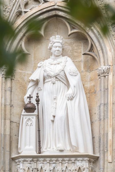 Statue of Queen Elizabeth II unveiled in York