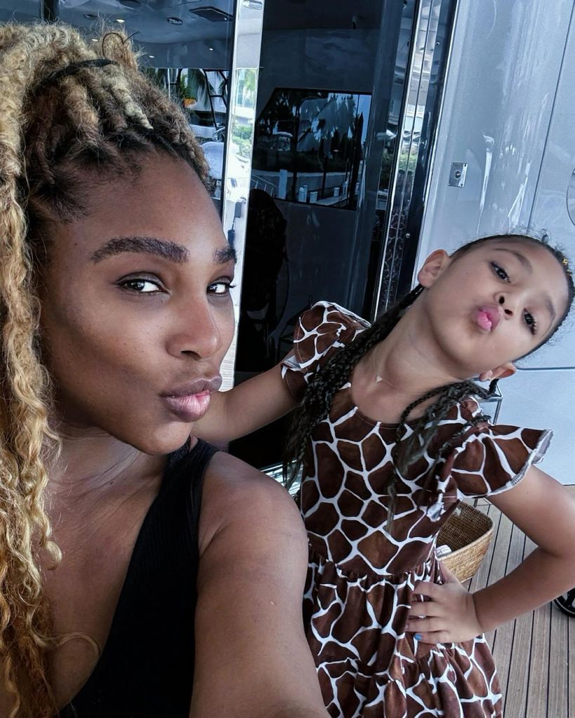 serena and olympia pouting in a selfie