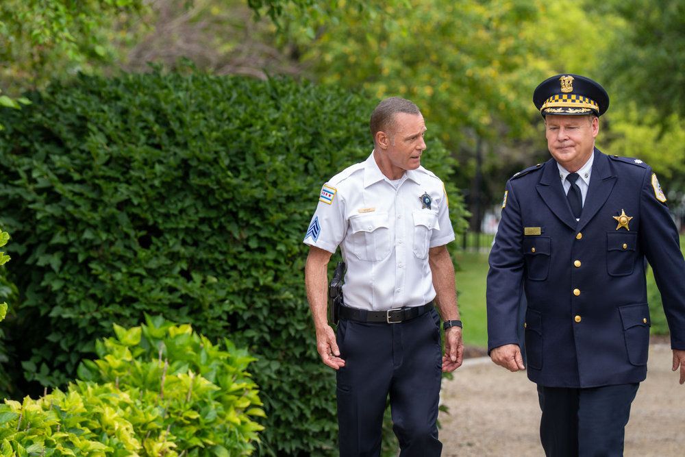 Jason Beghe as Hank Voight, Joel Murray as Commander Devlin in Chicago PD