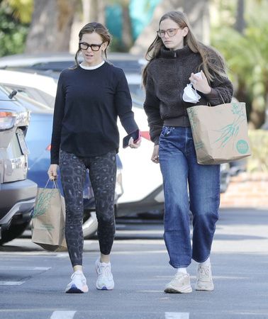 Jennifer Garner and Violet photographed carrying grocery bags