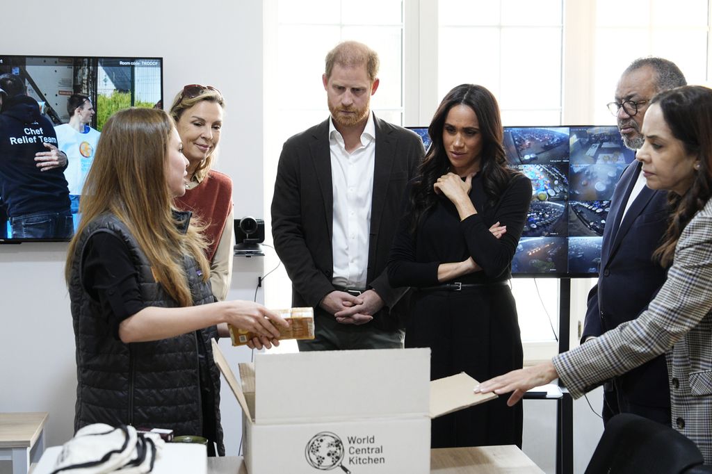 Les Sussex observent des réserves alimentaires préparées pour une distribution d'urgence