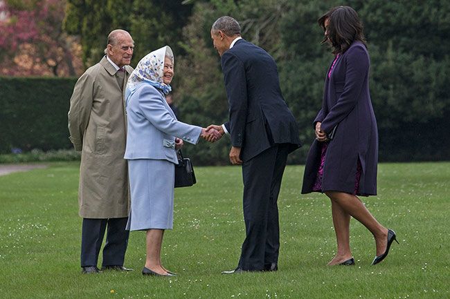 queen and barack obama shaking hands