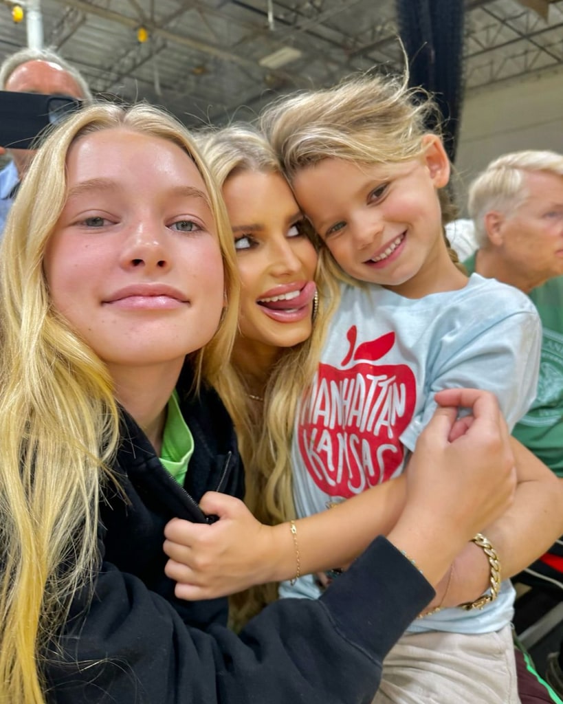 Foto yang dibagikan oleh Jessica Simpson di Instagram tentang putrinya Maxwell Drew dan Birdie Mae, yang ia bagikan dengan suaminya Eric Johnson