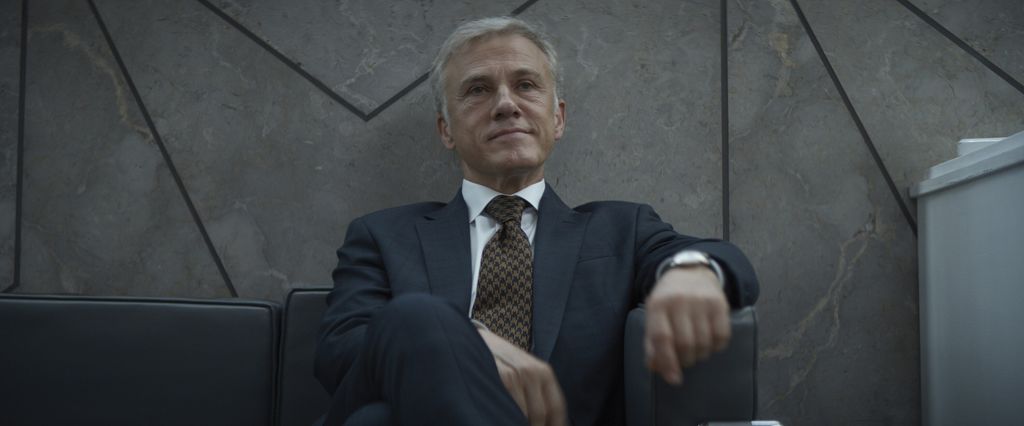 Le thriller de travail en 8 parties 'torsa 1 Homme en costume assis en chaise