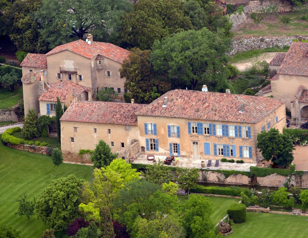 Uma vista aérea tirada em 31 de maio de 2008 em Le Val, sudeste da França, mostra o Chateau Miraval, uma propriedade vinícola de propriedade de Angelina Jolie e Brad Pitt