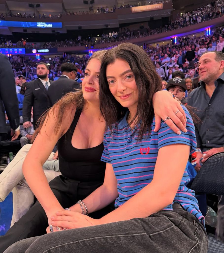 Lorde and her little sister, Indy, at the Knicks game