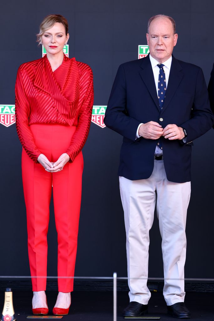 Ensemble Merah Princess Charlene yang mencolok adalah salah satu penampilan terbaiknya hingga saat ini