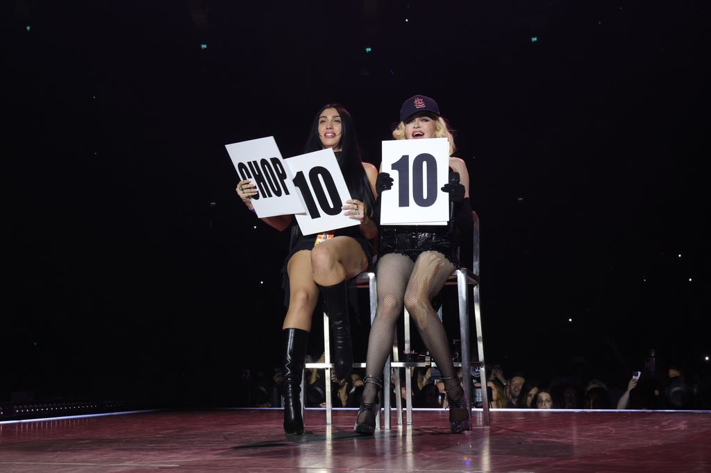 Lourdes Leon e Madonna se apresentam durante a noite de abertura da The Celebration Tour na The O2 Arena em 14 de outubro de 2023 em Londres, Inglaterra.
