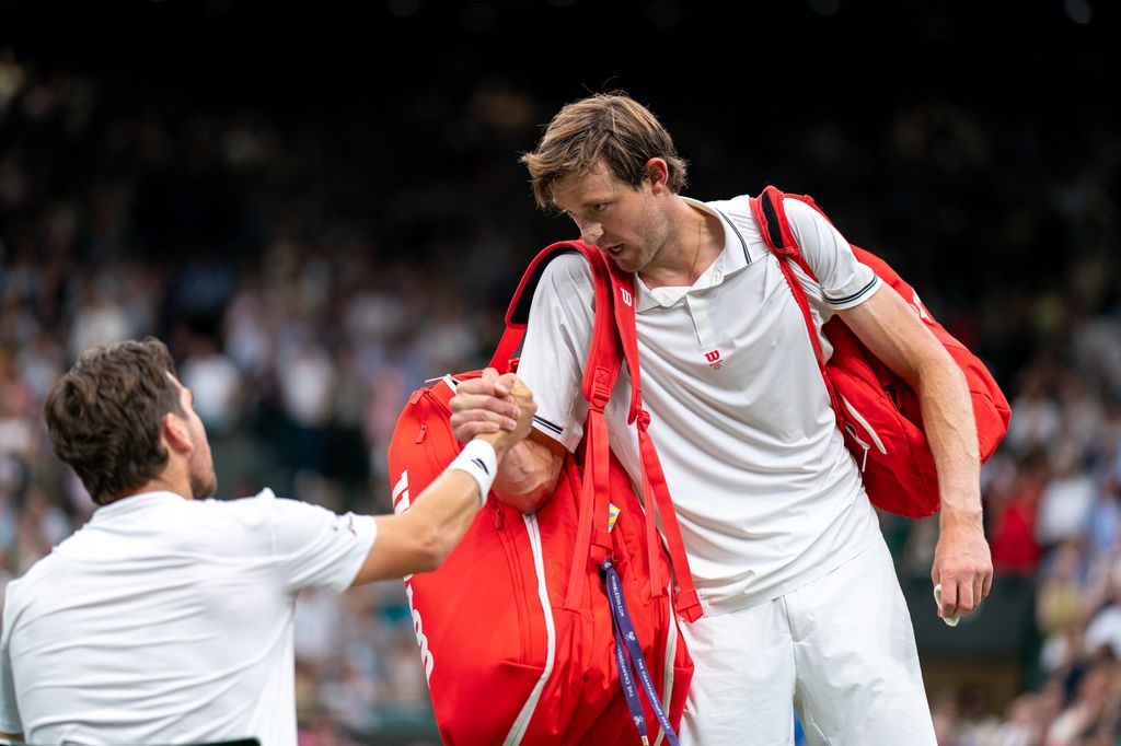 cameron norrie shaking hands with Jarry 