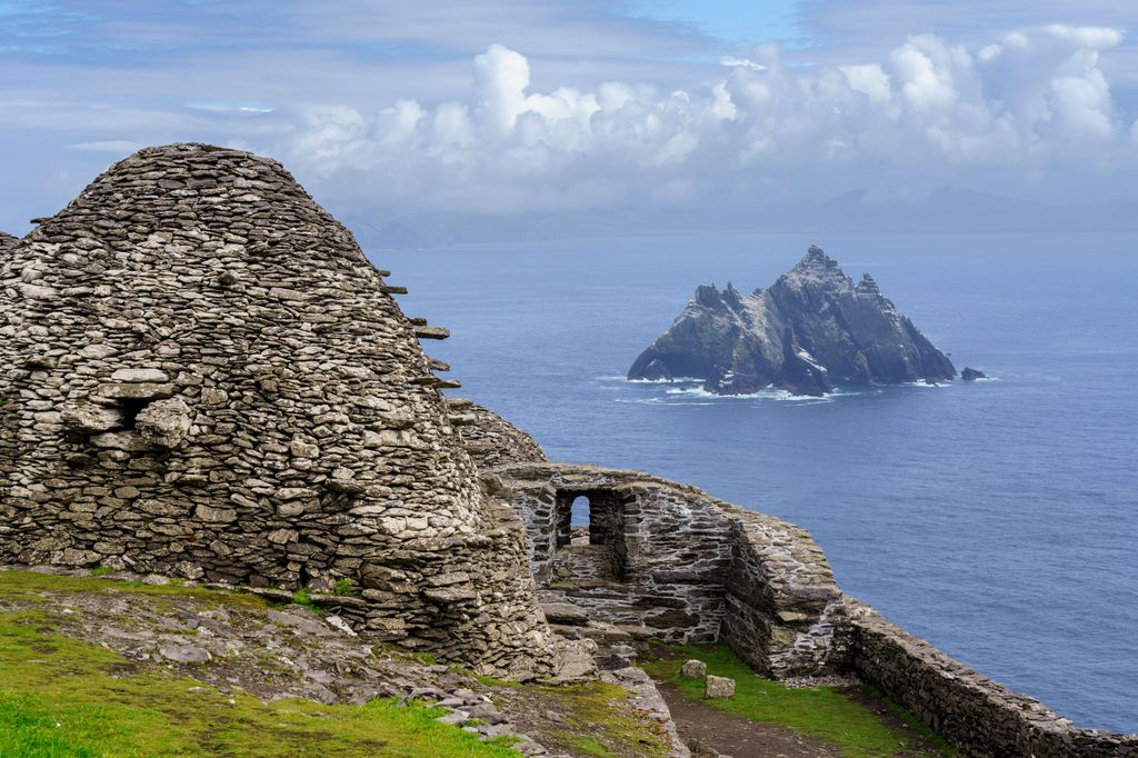 2XFWFYD clochans, stone cells. monastery at the top, Skellig Michael island, Mainistir Fhionain (St. Fionan's Monastery), county Kerry, Ireland, United Kingdom.