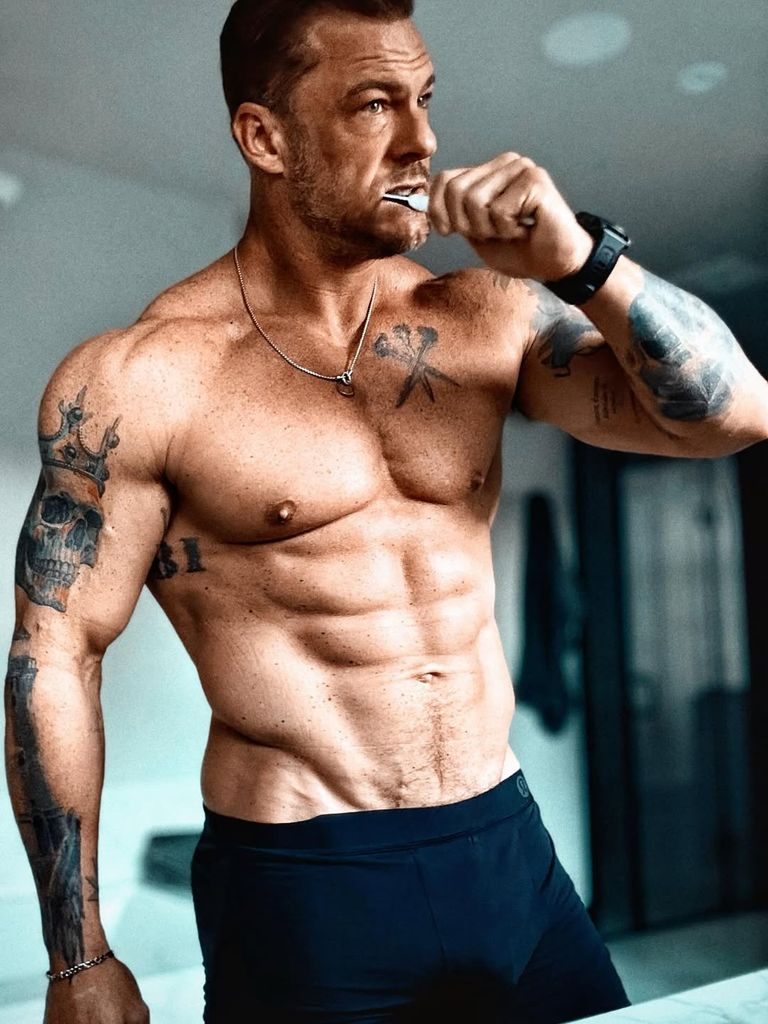 alan ritchson shirtless tattoos