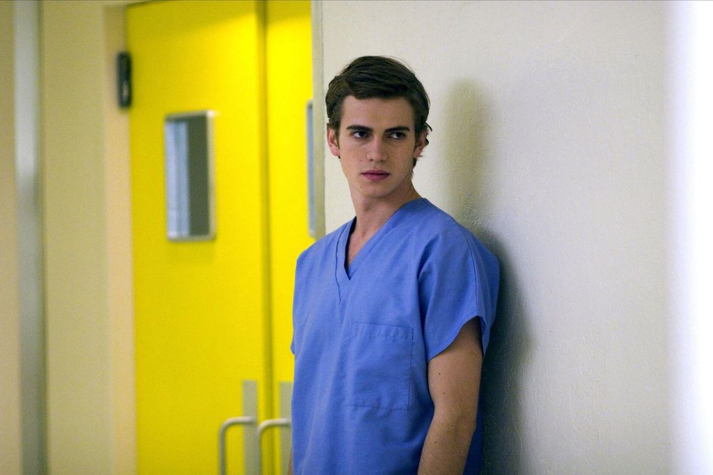 Hayden Christensen en blouse bleue dans un alambic de Awake