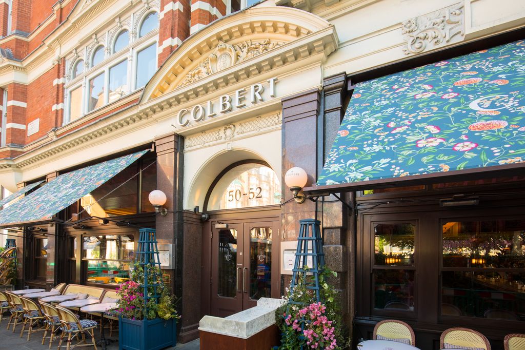 Colbert dressed for summer by the luxury textile brand Manuel Canovas
ends