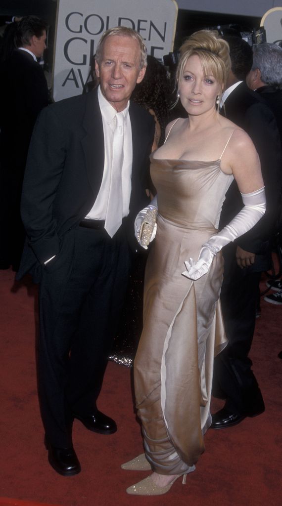 Paul Hogan and Linda Kozlowski in 2001