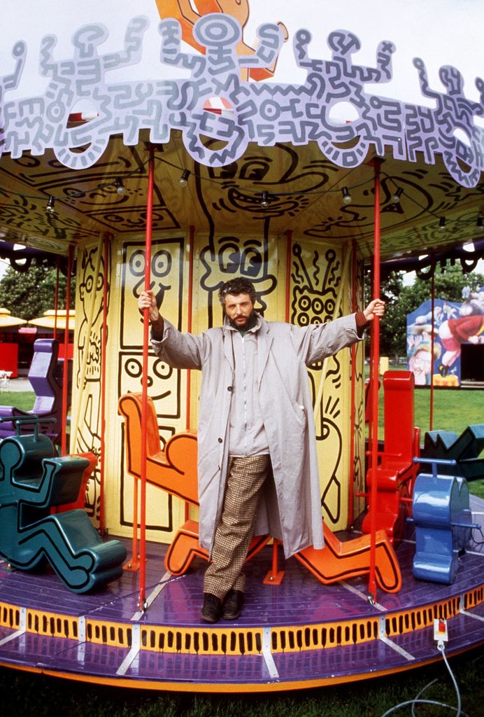 Der Ã¶sterreichische Multimedia-KÃ¼nstler Andre Heller steht im Juni 1987 in dem von ihm in Hamburg geschaffenen VergnÃ¼gungspark "Luna Luna" auf einem von dem amerikanischen KÃ¼nstler Keith Haring gestaltetem Karussell.