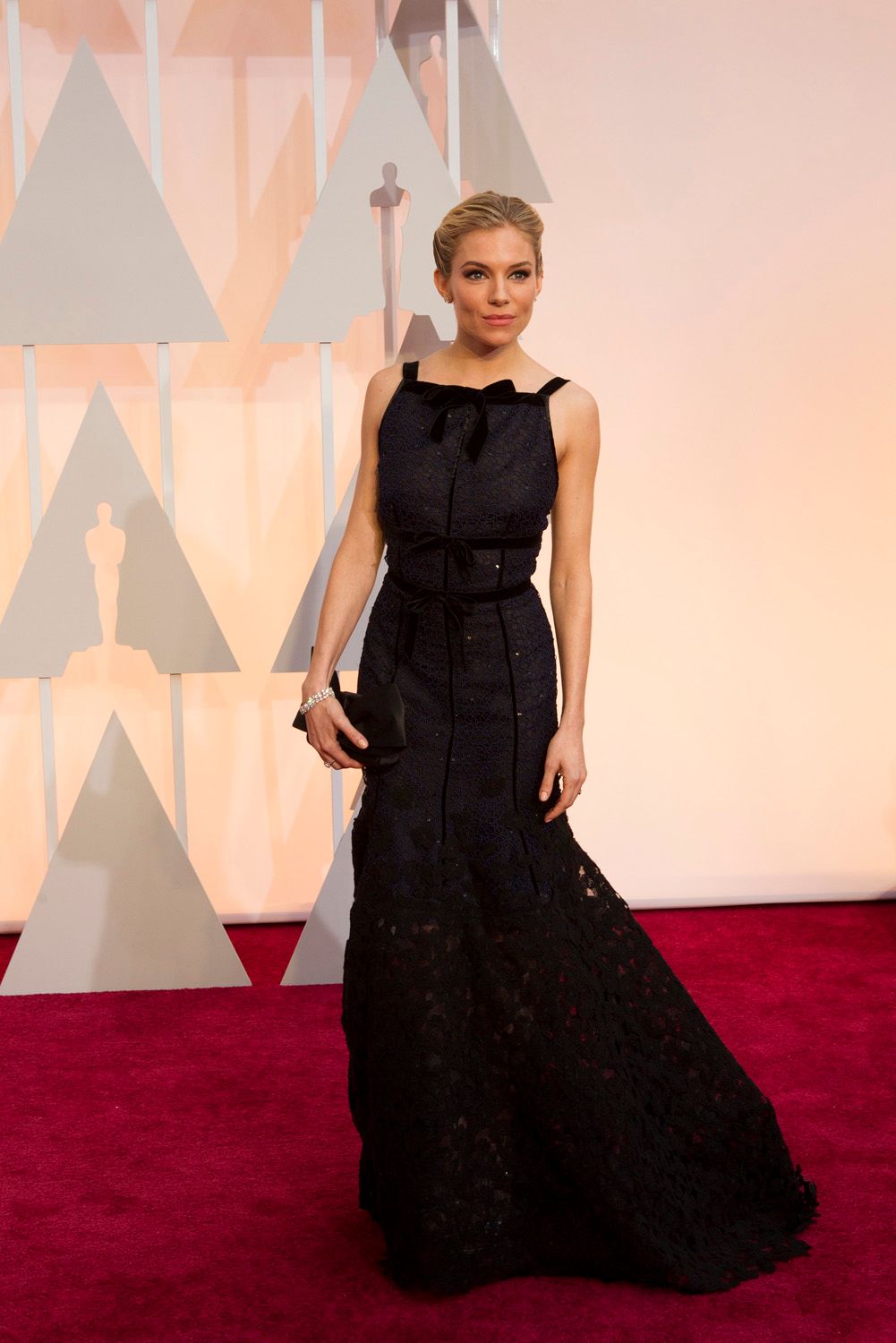 Sienna Miller in black at the Oscars in 2015