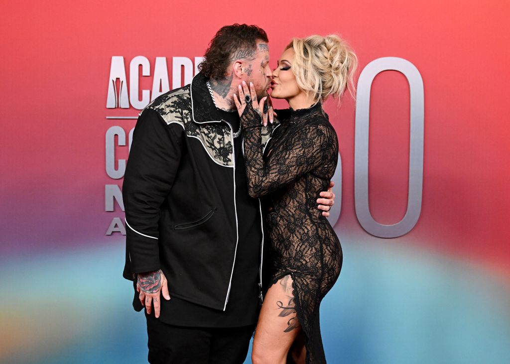 jelly roll and bunnie xo kissing on acm awards red carpet