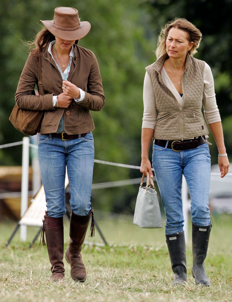 Kate Middleton dan ibunya Carole Middleton dengan jeans di Gatcombe Park 