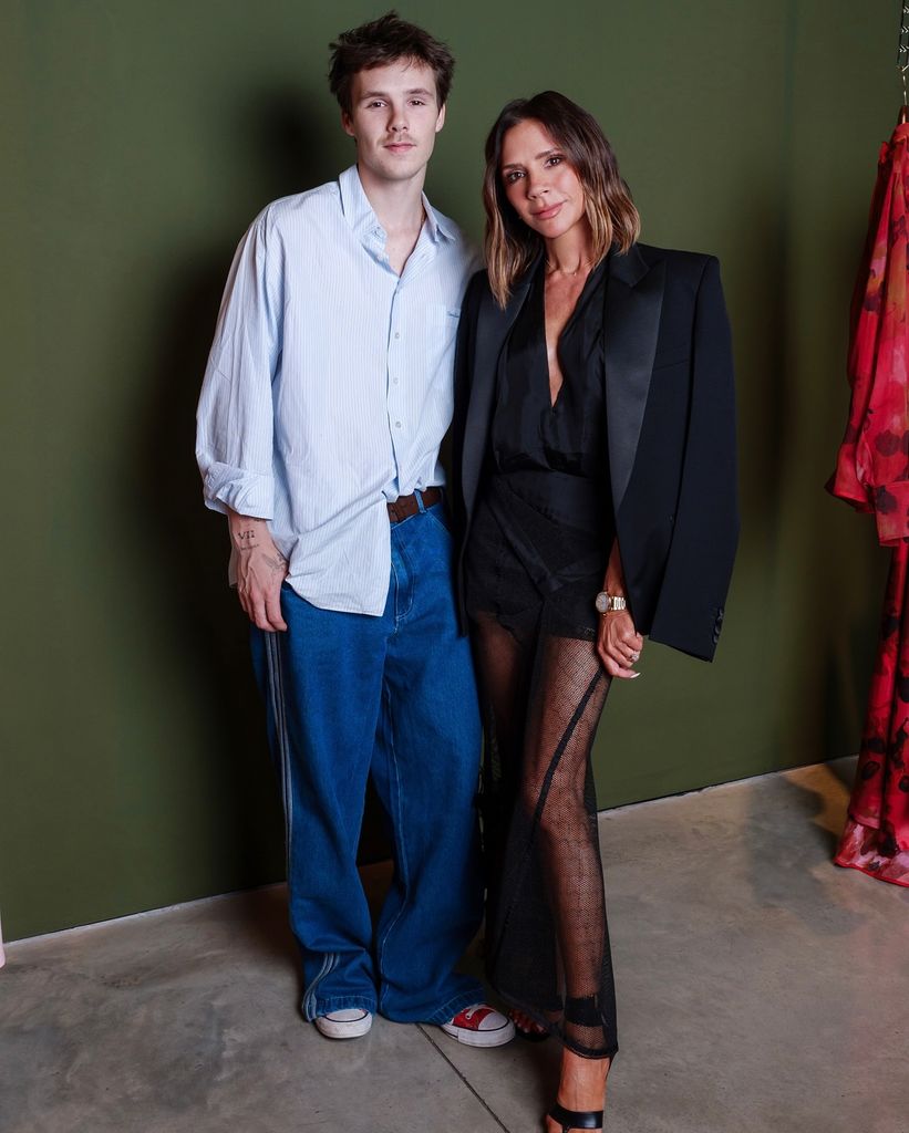 Victoria Beckham et son fils Cruz, Cruz porte une chemise bleue et un jean bouffant avec des entraîneurs rouges