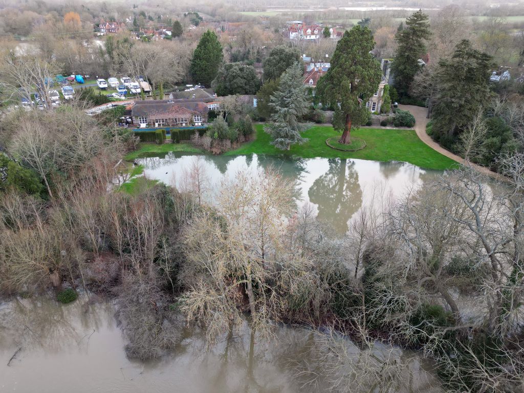 W8media .  w8media George Clooney Sonning Home Flood. The Â£15m home of actor George Clooney in spinning Berkshire, where the heavy rain has caused severe flooding as the river thames broke its banks onto his garden. 03/01/2023